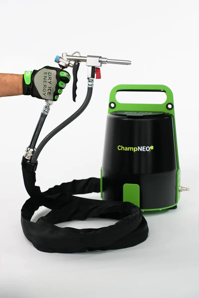 Dry Ice Energy Champ Neo mit Strahlpistole auf weißem Hintergrund
